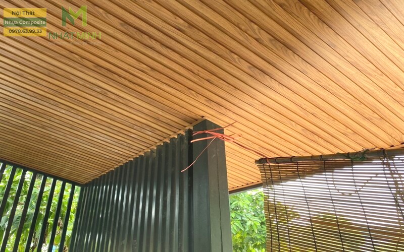 Tìm hiểu về trần nhựa giả gỗ Ưu điểm, cách lắp đặt, giá cả và mẫu mã phổ biến