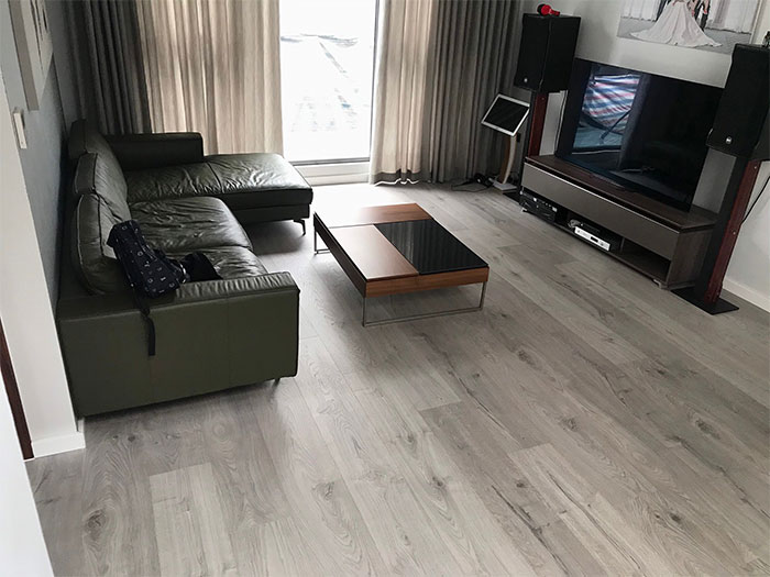 Sàn nhựa giả gỗ lắp đặt trong phòng khách hiện đại