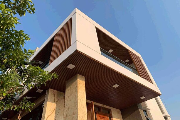 Trần Gỗ Nhựa Ngoài Trời Ưu Điểm Vượt Trội Cho Không Gian Ngoại Thất