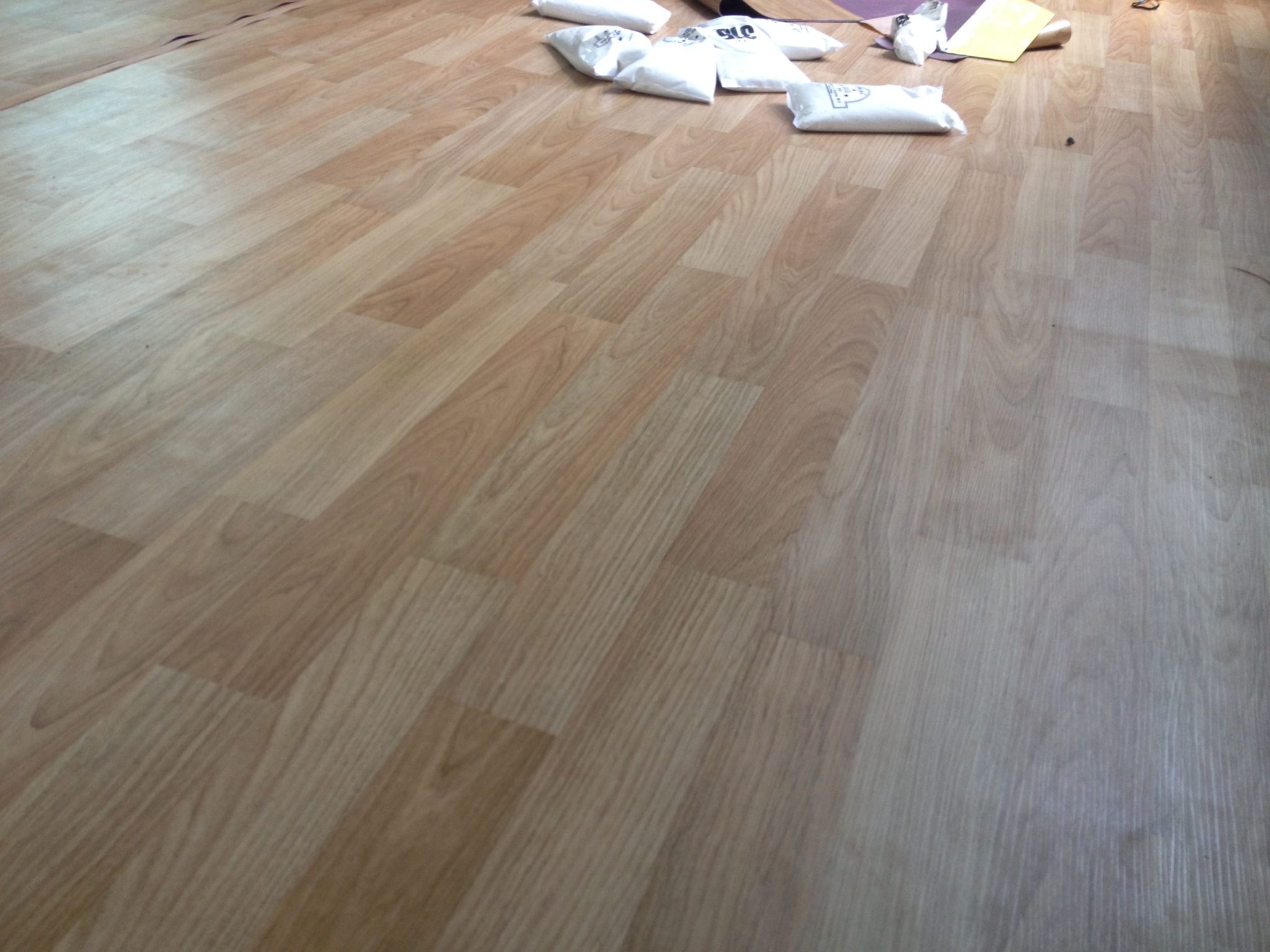 Tấm Simili Giả Gỗ: Giải Pháp Trang Trí Hiện Đại và Tiện Lợi