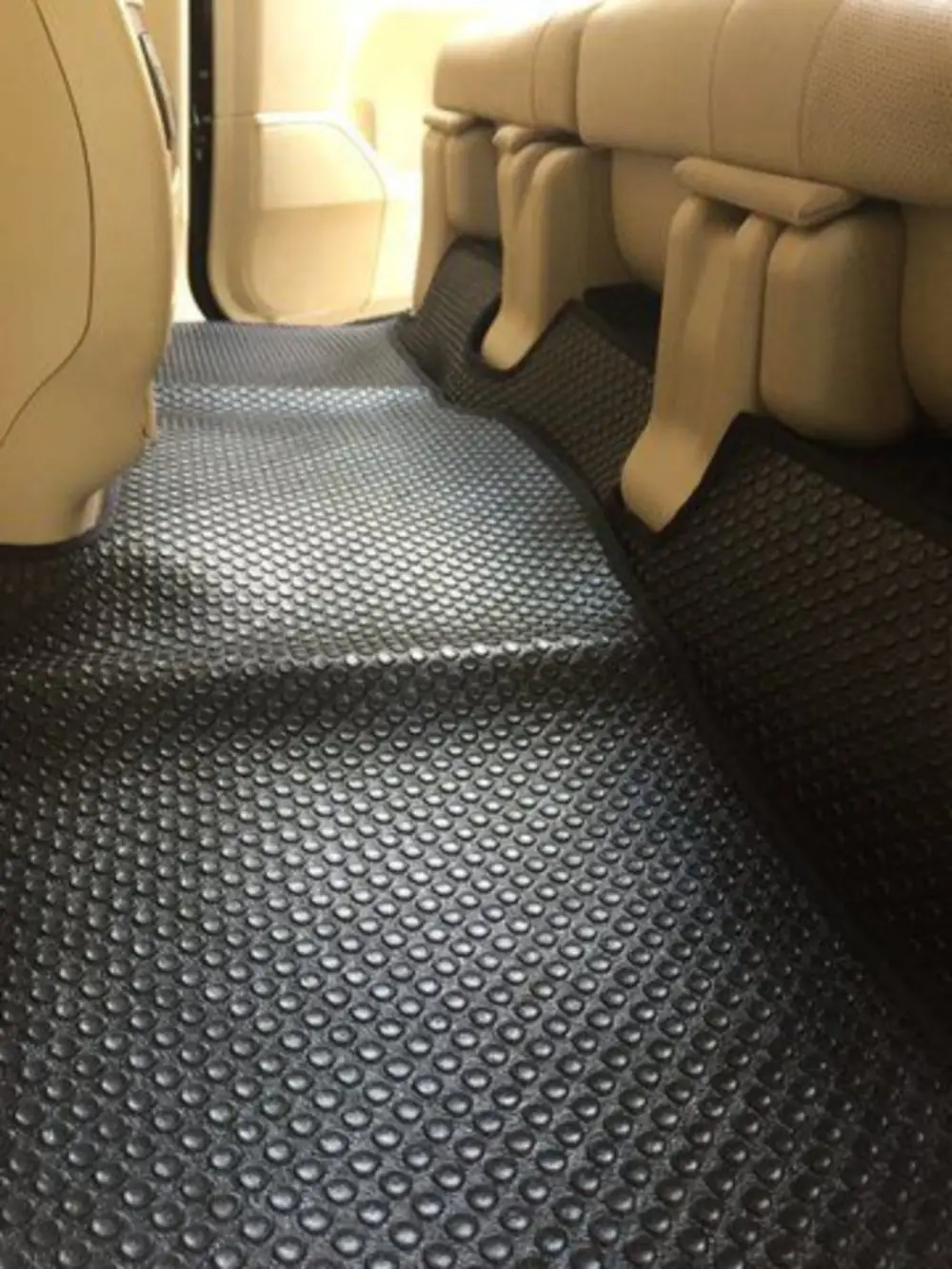 Tấm cao su lót sàn chống trơn trượt - Giải pháp an toàn cho không gian sống Tấm cao su lót sàn chống trơn trượt - Giải pháp an toàn cho không gian sống