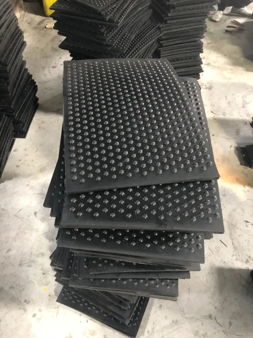 Tấm cao su lót sàn chống trơn trượt - Giải pháp an toàn cho không gian sống Tấm cao su lót sàn chống trơn trượt - Giải pháp an toàn cho không gian sống