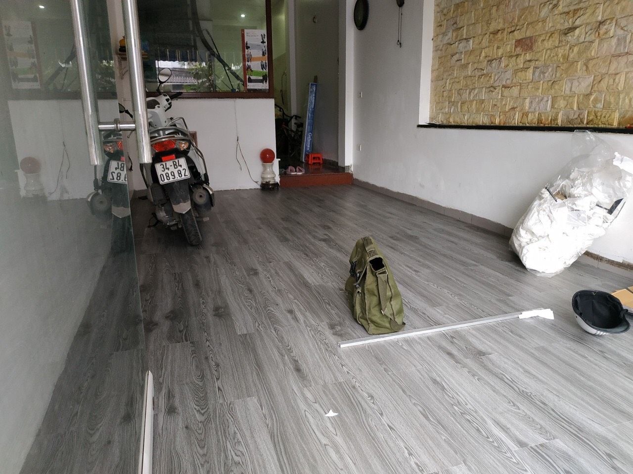 Tại Sao Miếng Dán Sàn Giả Gỗ Lại Lựa Chọn Tuyệt Vời Cho Không Gian Nội Thất?