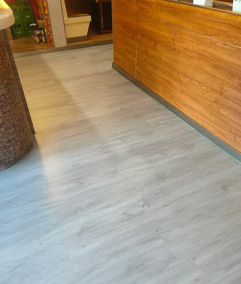 Sàn Nhựa Giả Gỗ Hèm Khóa - Lựa Chọn Hoàn Hảo Cho Không Gian Nội Thất Sàn Nhựa Giả Gỗ Hèm Khóa - Lựa Chọn Hoàn Hảo Cho Không Gian Nội Thất