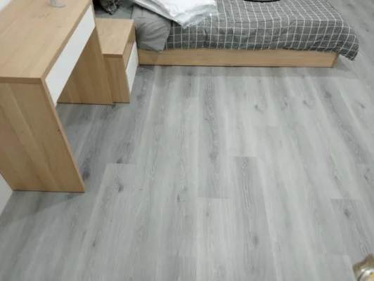 Sàn nhựa giả gỗ là một trong những sản phẩm được ưa chuộng trong thiết kế nội thất hiện đại, đem lại vẻ đẹp tự nhiên và sang trọng cho không gian sống. Với sự